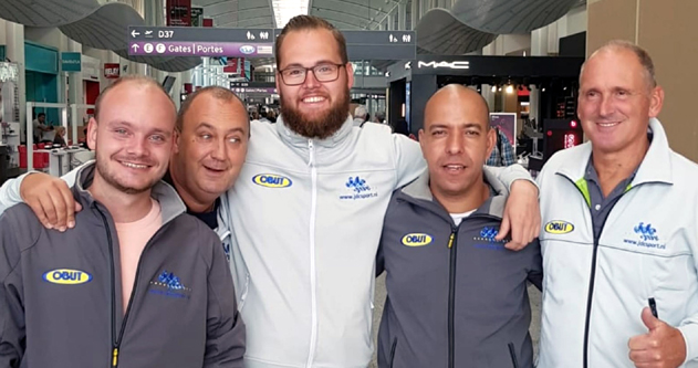 Vier petanque spelers en hun coach geven acte de présence